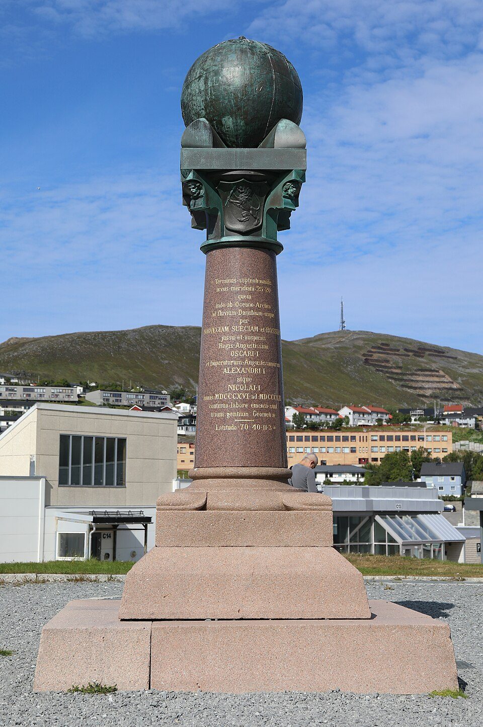 Meridianstøtten på Fuglenes i Hammerfest med obelisk fra 1854 mot havet